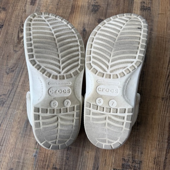 Crocs White Classic Clogs Slip On Comfort Shoes Lightweight M5/W7 - Picture 6 of 7